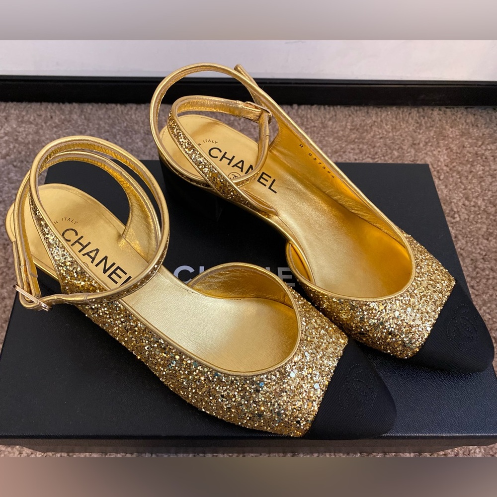 CHANEL heels